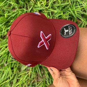 Boné moderno na cor vinho